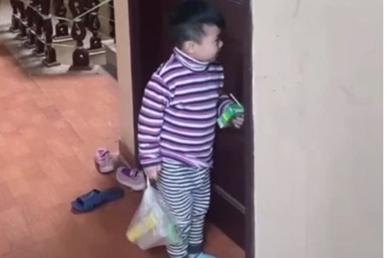 Bà nội cách ly vì mắc Covid-19, cháu trai đều đặn sáng - trưa - tối đi qua thủ thỉ một câu: ''Trần đời chưa thấy ai lầy lội mà đáng yêu như này''