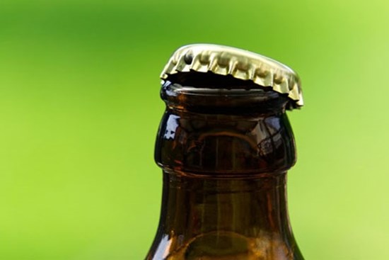 Nắp chai bia có 'cơ chế nhỏ', các cô gái có thể mở trong một giây mà không cần dụng cụ khui chai