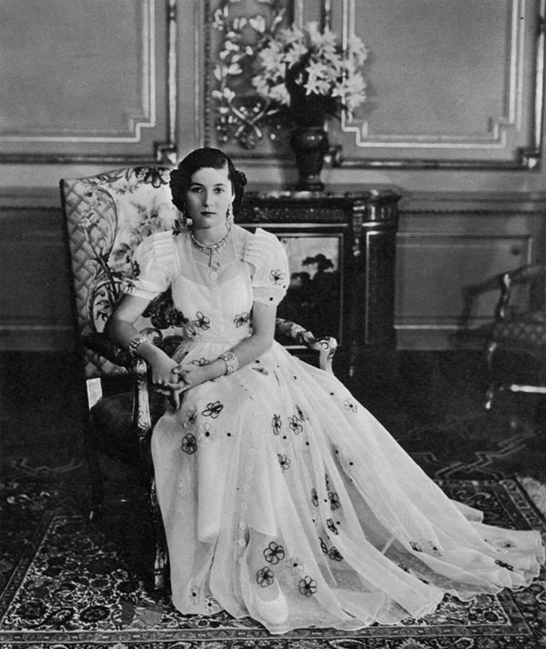 Hoàng hậu xinh đẹp nhất thế giới: Kết hôn chỉ sau một lần gặp gỡ, bị mẹ chồng ghẻ lạnh vì một lý do và quyết định chấn động lịch sử-1
