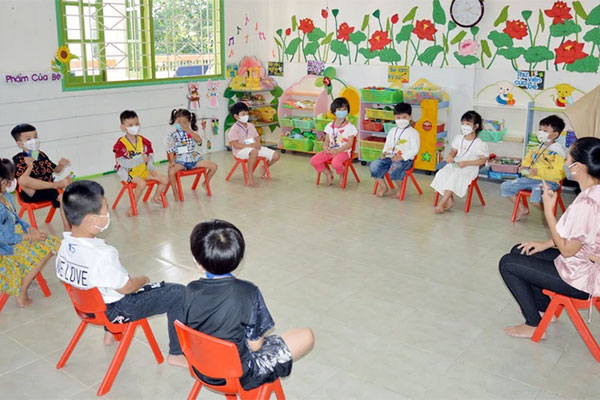 Phụ huynh vỡ òa, bớt sợ hãi vì con được đến trường-3