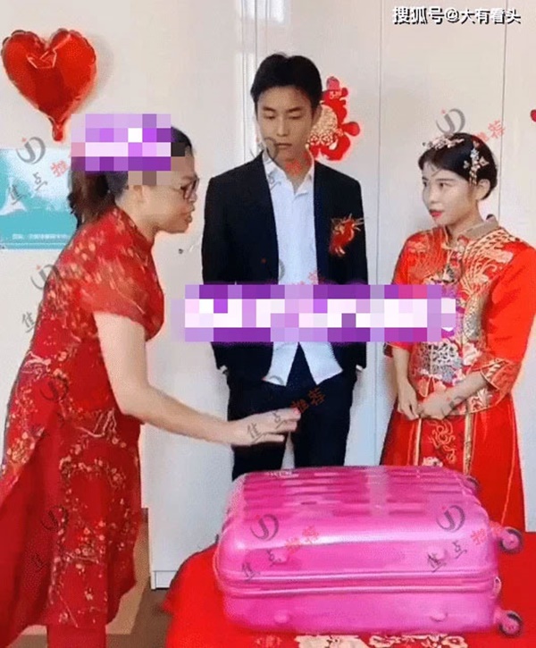 Mẹ chồng đòi con dâu mở vali để bà lấy tiền mừng cưới, hành động của chú rể khiến vợ hối hận vì chọn sai người-1