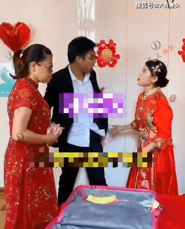 Mẹ chồng đòi con dâu mở vali để bà lấy tiền mừng cưới, hành động của chú rể khiến vợ hối hận vì chọn sai người-2