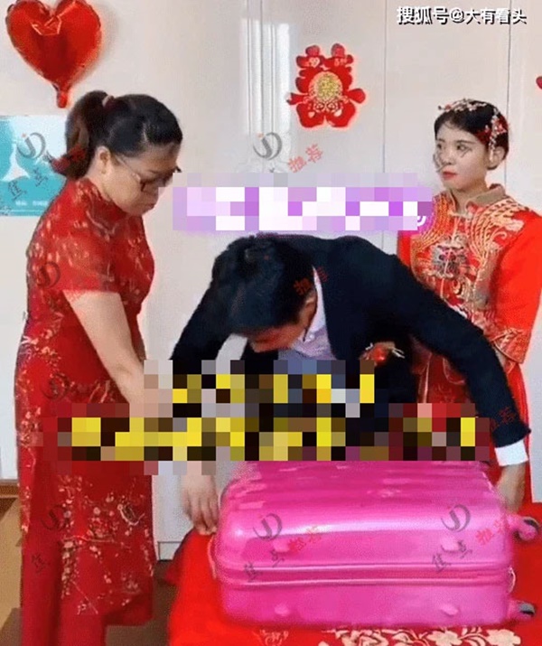 Mẹ chồng đòi con dâu mở vali để bà lấy tiền mừng cưới, hành động của chú rể khiến vợ hối hận vì chọn sai người-3