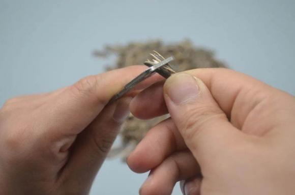 Không dùng tay bóc hạt hướng dương? Chỉ cần một chiếc chìa khóa, bạn có thể bóc một đĩa lớn trong vài phút, sạch sẽ, hợp vệ sinh mà không làm tổn thương tay-2