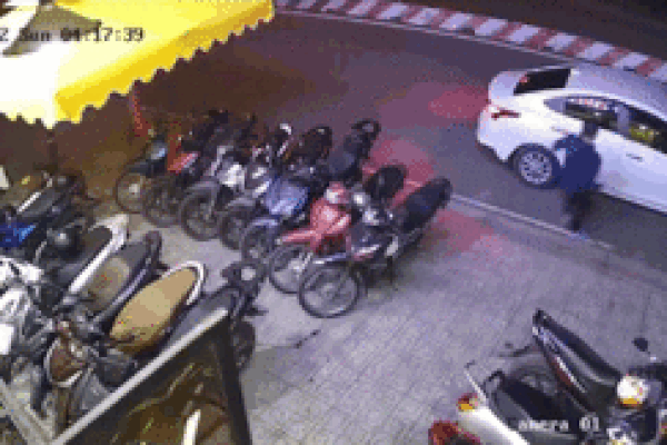 Clip: Bị 2 tên cướp giật dây chuyền, người phụ nữ sợ hãi la hét-1