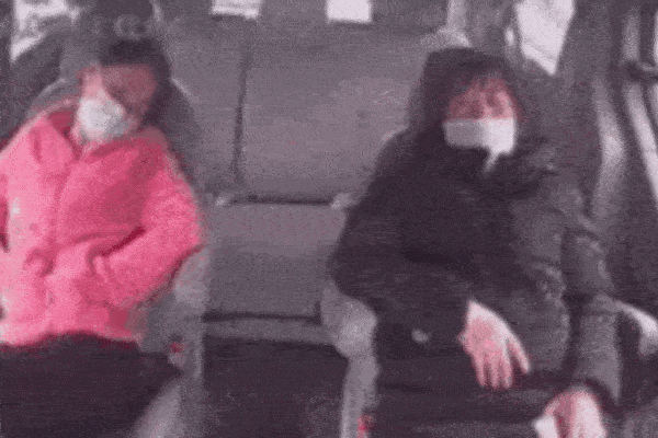 2 người phụ nữ bay lộn nhào trong ô tô chỉ vì thói quen tai hại