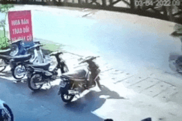 Sang đường thiếu quan sát, hai người đi xe máy bị ô tô tải tông bay-1