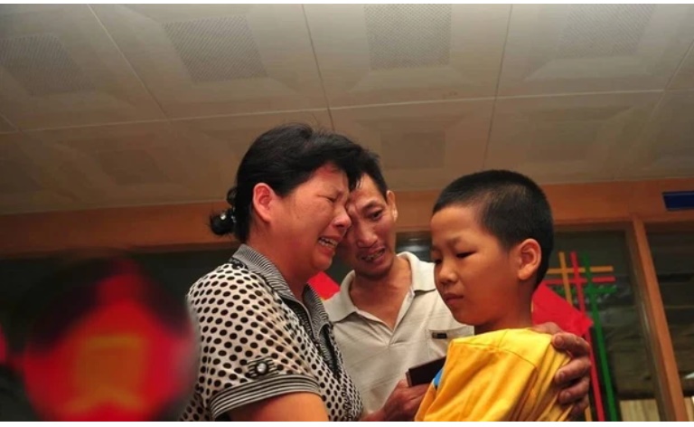 Cặp mẹ con vào quán ăn chỉ gọi duy nhất 2 món, người phục vụ vừa nhìn đơn lập tức báo cảnh sát: Quá nguy hiểm!-3