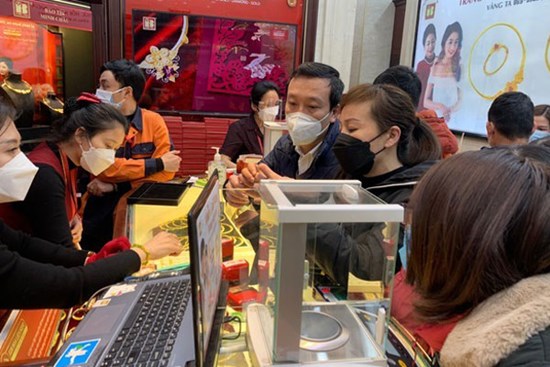 Giá vàng hôm nay 5/4: USD tăng vọt, vàng vẫn leo thang