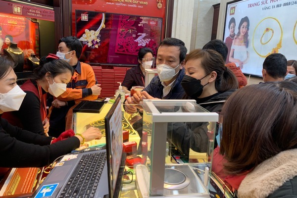 Giá vàng hôm nay 5/4: USD tăng vọt, vàng vẫn leo thang-1