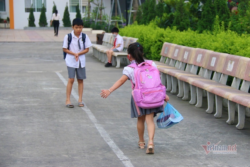 Phụ huynh vỡ òa, bớt sợ hãi vì con được đến trường-2