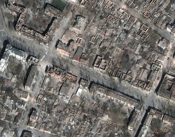 Đau thương chiến tranh: Hình ảnh tan hoang cho thấy cả một thành phố Ukraine gần như bị phá huỷ vì bom đạn, chỉ còn lại đống đổ nát-1