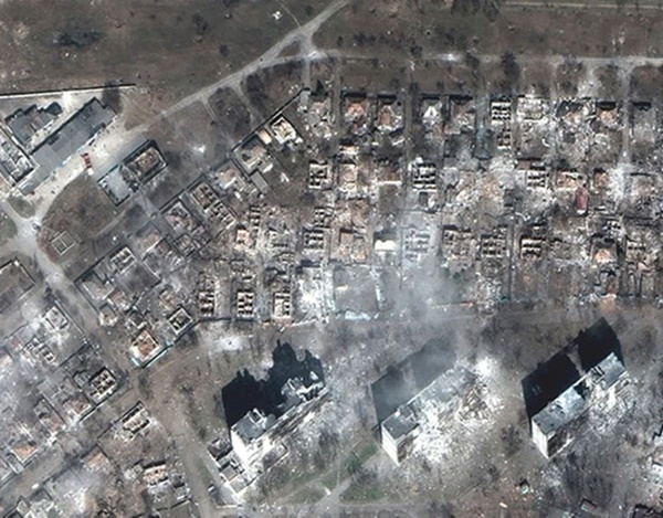 Đau thương chiến tranh: Hình ảnh tan hoang cho thấy cả một thành phố Ukraine gần như bị phá huỷ vì bom đạn, chỉ còn lại đống đổ nát-2