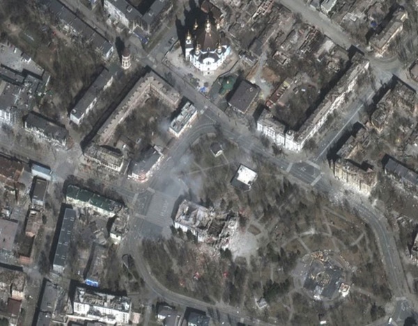 Đau thương chiến tranh: Hình ảnh tan hoang cho thấy cả một thành phố Ukraine gần như bị phá huỷ vì bom đạn, chỉ còn lại đống đổ nát-3