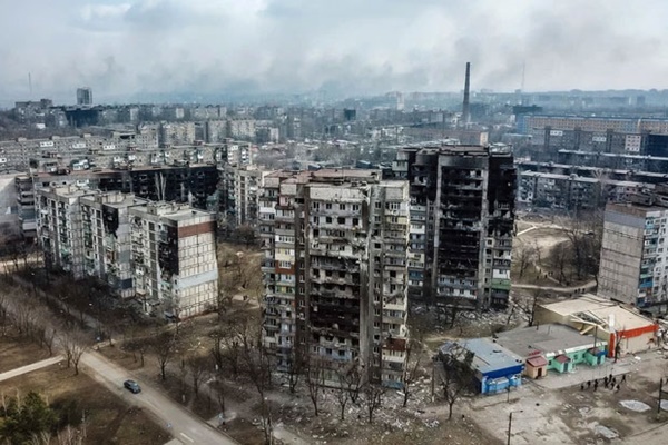 Đau thương chiến tranh: Hình ảnh tan hoang cho thấy cả một thành phố Ukraine gần như bị phá huỷ vì bom đạn, chỉ còn lại đống đổ nát-4