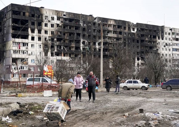 Đau thương chiến tranh: Hình ảnh tan hoang cho thấy cả một thành phố Ukraine gần như bị phá huỷ vì bom đạn, chỉ còn lại đống đổ nát-5
