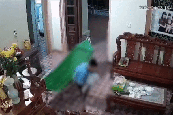 Anh trai tuột tay khiến bé sơ sinh ngã xuống sàn, âm thanh va chạm gây ám ảnh