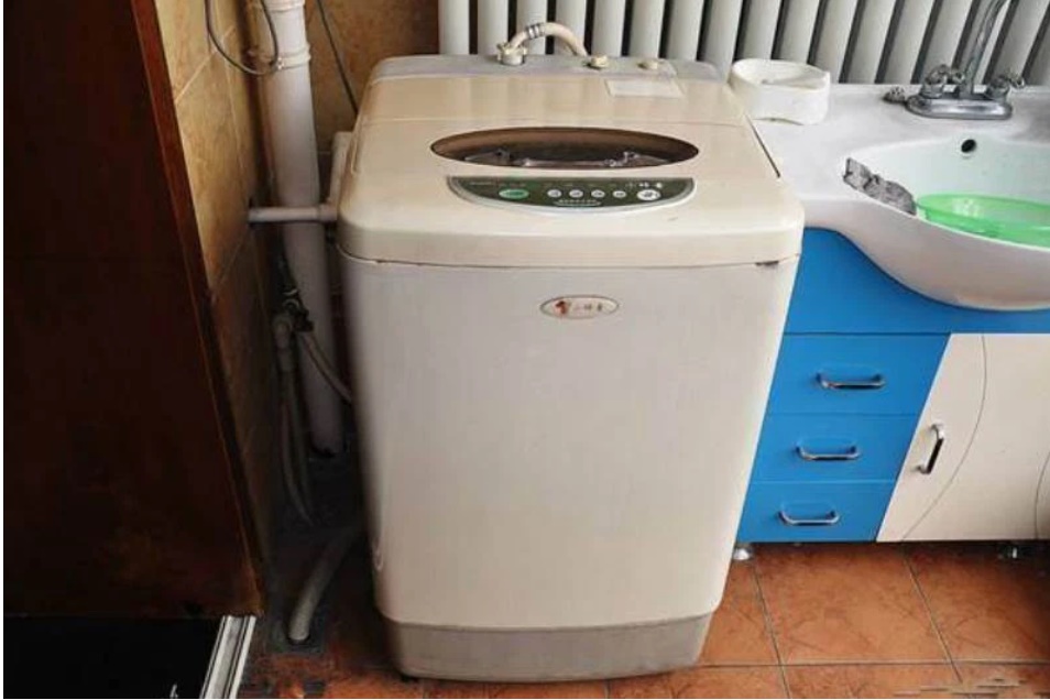 Tôi có nên khóa vòi nước, rút phích cắm nguồn khi không sử dụng máy giặt hay không?-1