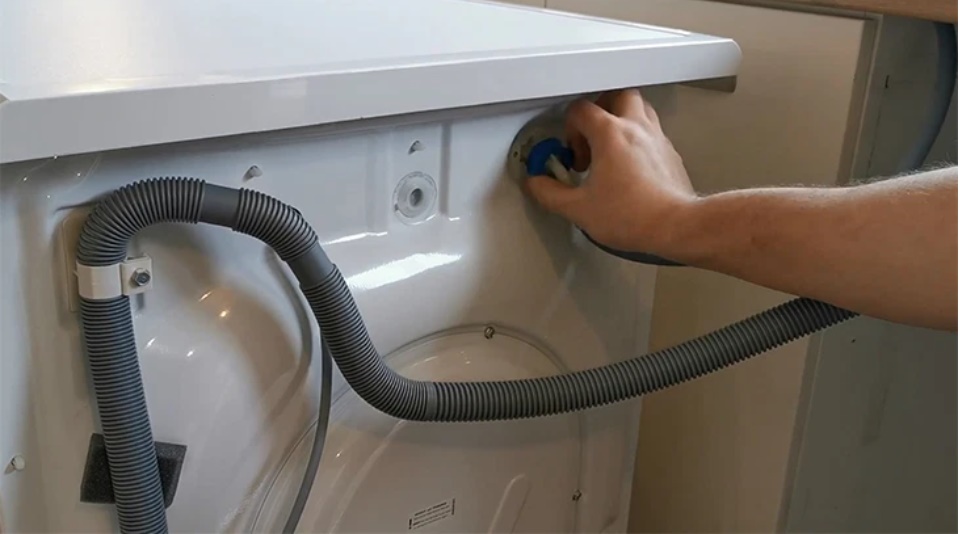 Tôi có nên khóa vòi nước, rút phích cắm nguồn khi không sử dụng máy giặt hay không?-2