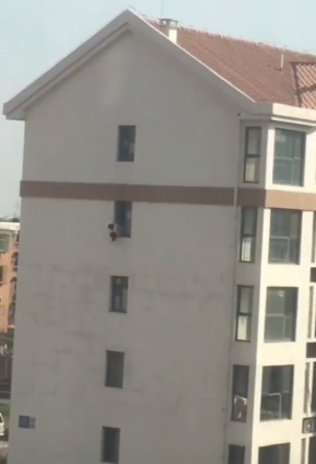 Rúng động: Chồng ép vợ cùng nhảy lầu quyên sinh, nguyên nhân được cho là dịch bệnh phong tỏa, nợ nần chồng chất-1