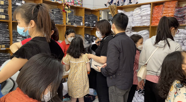 Phụ huynh đổ xô sắm đồng phục, đồ dùng học tập cho con nhỏ đến trường-1