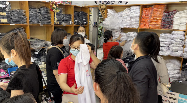 Phụ huynh đổ xô sắm đồng phục, đồ dùng học tập cho con nhỏ đến trường-2