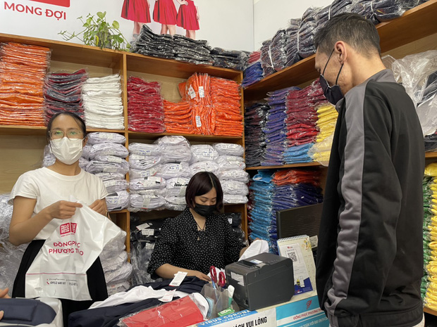 Phụ huynh đổ xô sắm đồng phục, đồ dùng học tập cho con nhỏ đến trường-3