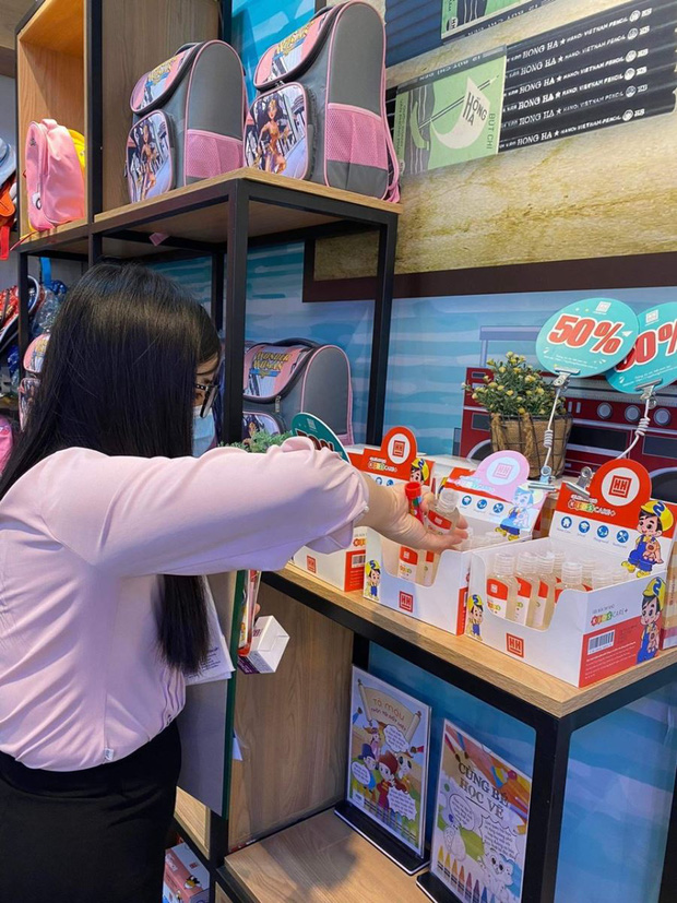 Phụ huynh đổ xô sắm đồng phục, đồ dùng học tập cho con nhỏ đến trường-4