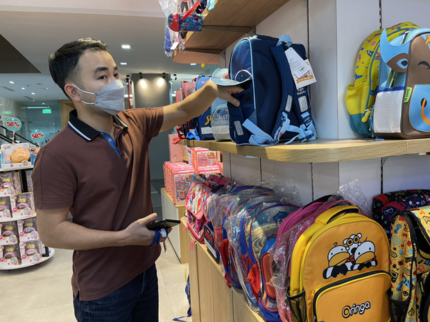 Phụ huynh đổ xô sắm đồng phục, đồ dùng học tập cho con nhỏ đến trường-6