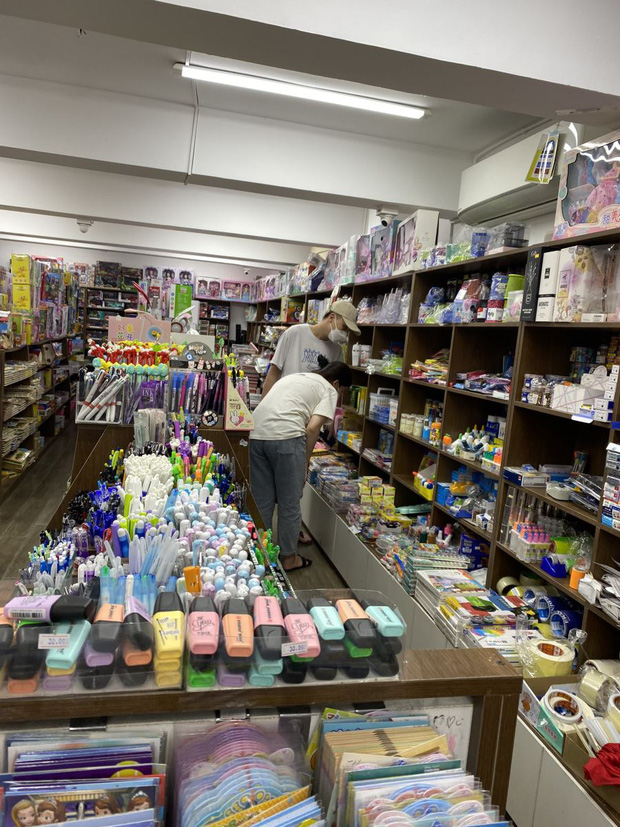 Phụ huynh đổ xô sắm đồng phục, đồ dùng học tập cho con nhỏ đến trường-7