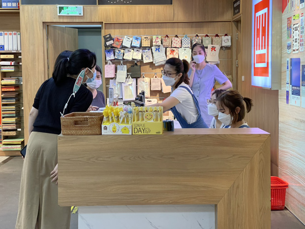 Phụ huynh đổ xô sắm đồng phục, đồ dùng học tập cho con nhỏ đến trường-9