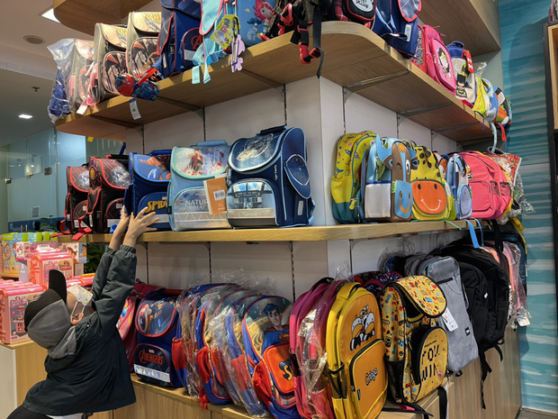 Phụ huynh đổ xô sắm đồng phục, đồ dùng học tập cho con nhỏ đến trường-10
