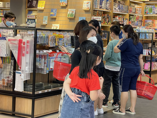 Phụ huynh đổ xô sắm đồng phục, đồ dùng học tập cho con nhỏ đến trường-11