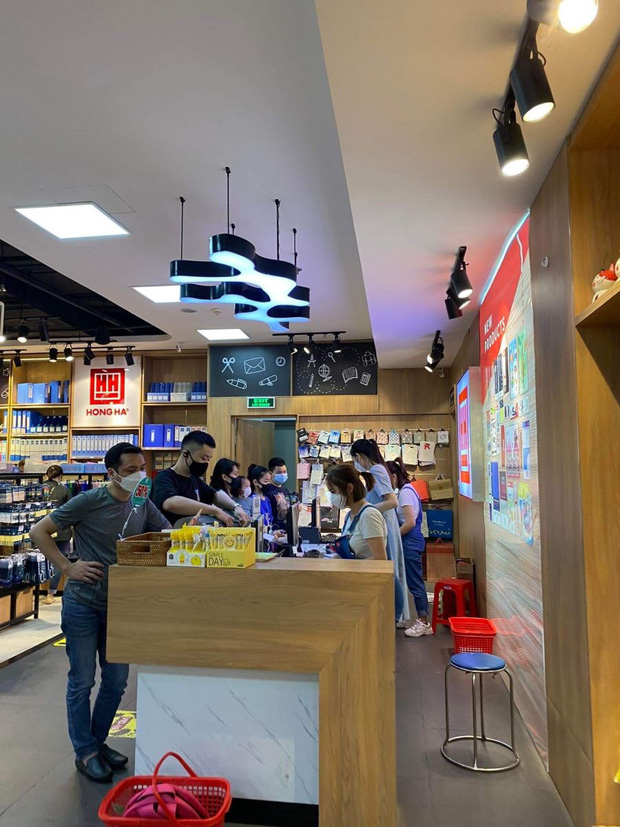 Phụ huynh đổ xô sắm đồng phục, đồ dùng học tập cho con nhỏ đến trường-12