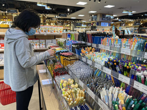 Phụ huynh đổ xô sắm đồng phục, đồ dùng học tập cho con nhỏ đến trường-14