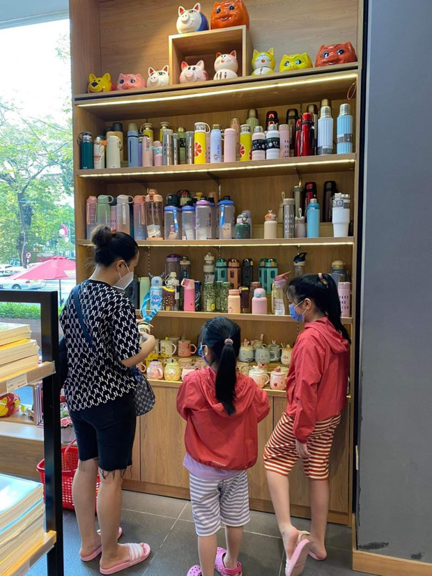 Phụ huynh đổ xô sắm đồng phục, đồ dùng học tập cho con nhỏ đến trường-16