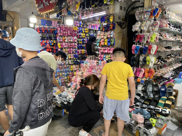 Phụ huynh đổ xô sắm đồng phục, đồ dùng học tập cho con nhỏ đến trường-17