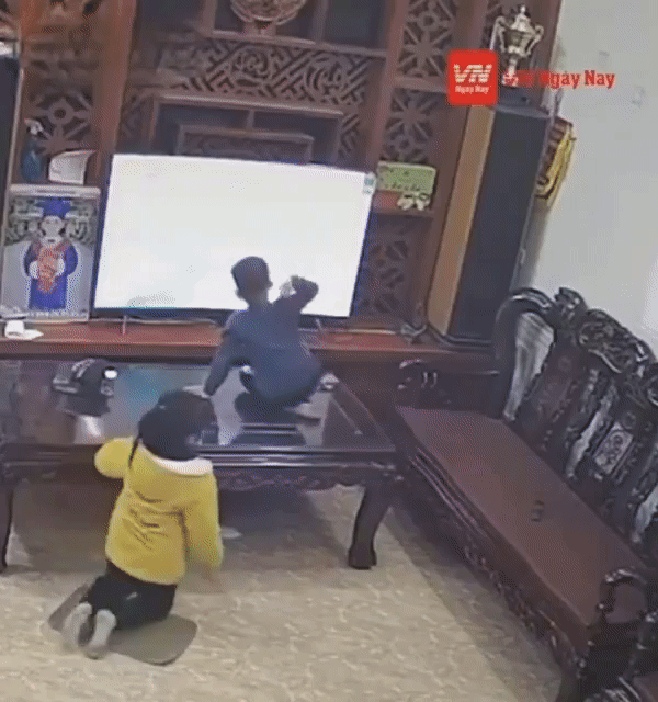 Đang xem hoạt hình thì quảng cáo hiện ra, bé trai bực mình đập một phát, kết quả sau đó thì còn gì nữa đâu mà khóc với sầu-1