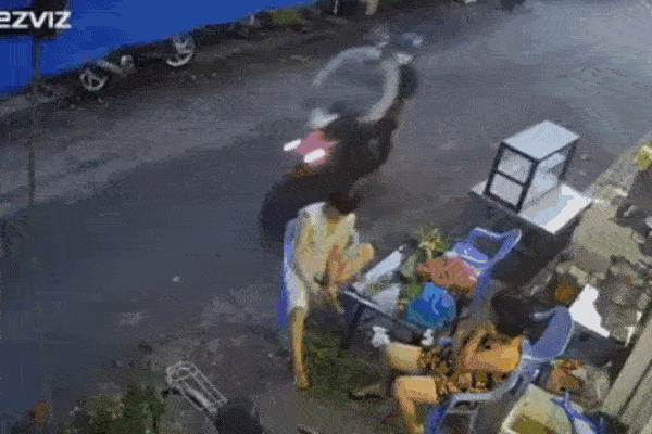 Nam thanh niên cướp điện thoại và tiền của người bán vé số ngồi xe lăn-1