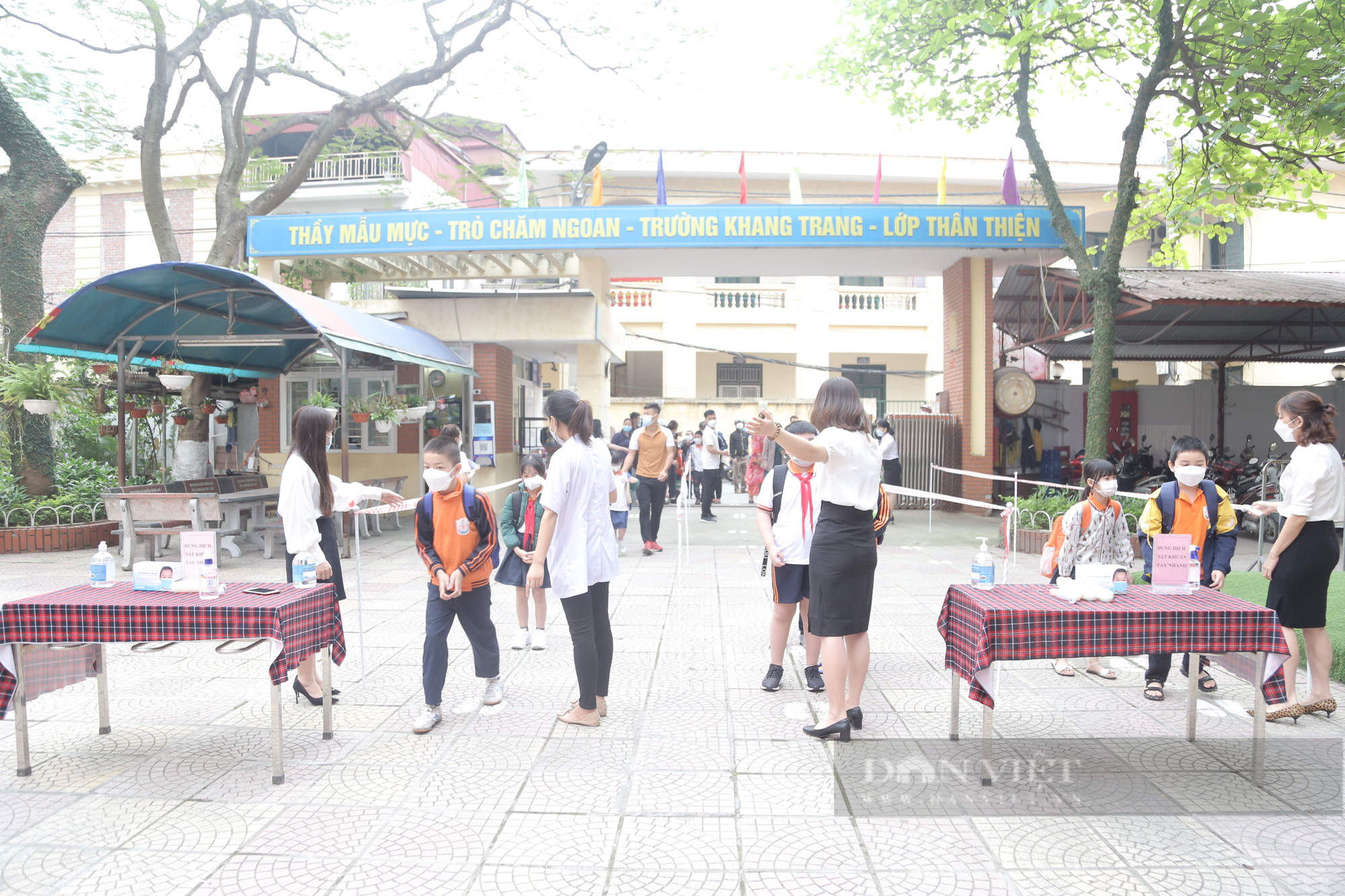 Học sinh lớp 1-6 Hà Nội đi học: Bố đưa con đến nhầm trường, trò không nhận ra cô-1