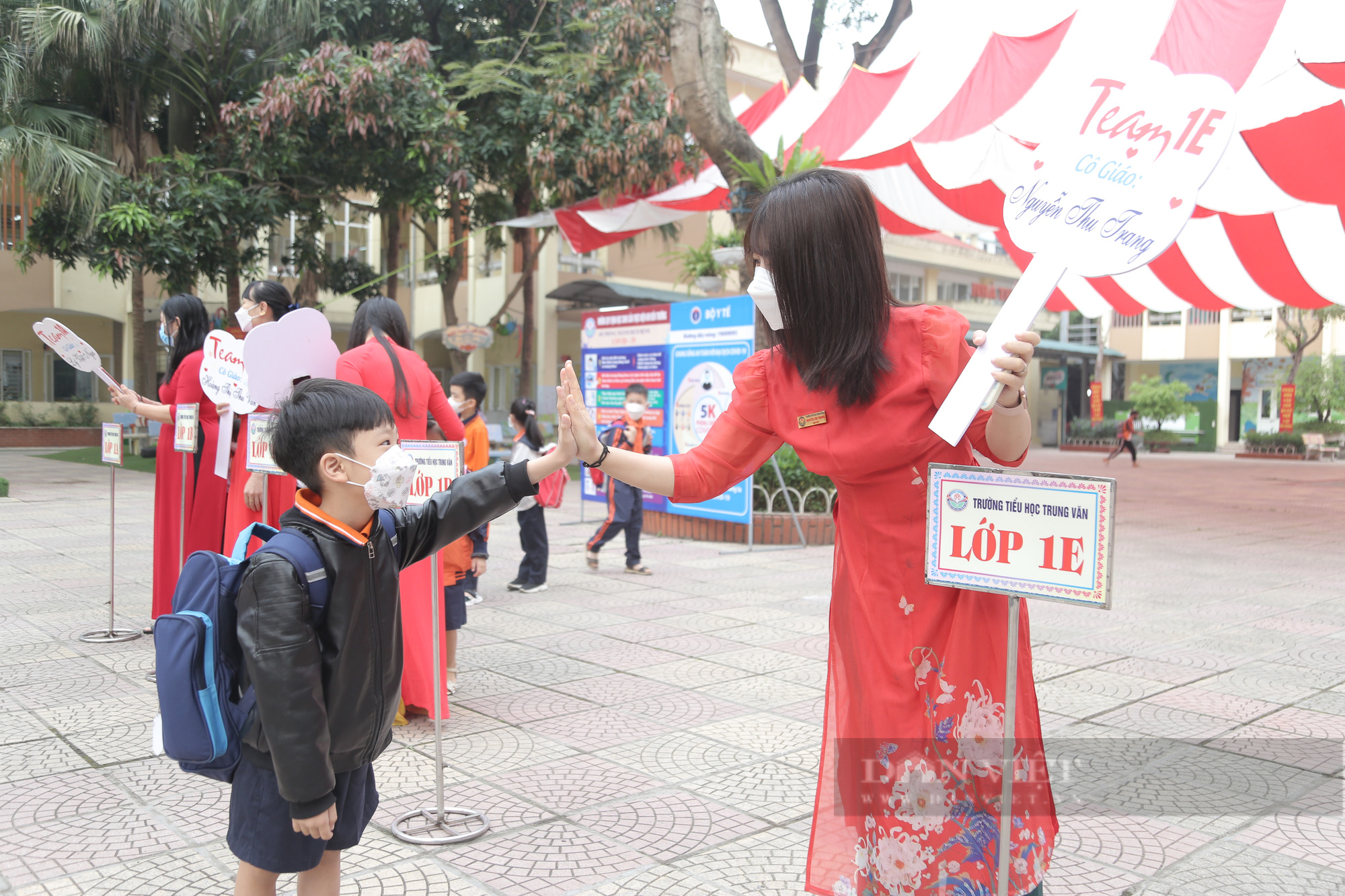 Học sinh lớp 1-6 Hà Nội đi học: Bố đưa con đến nhầm trường, trò không nhận ra cô-4