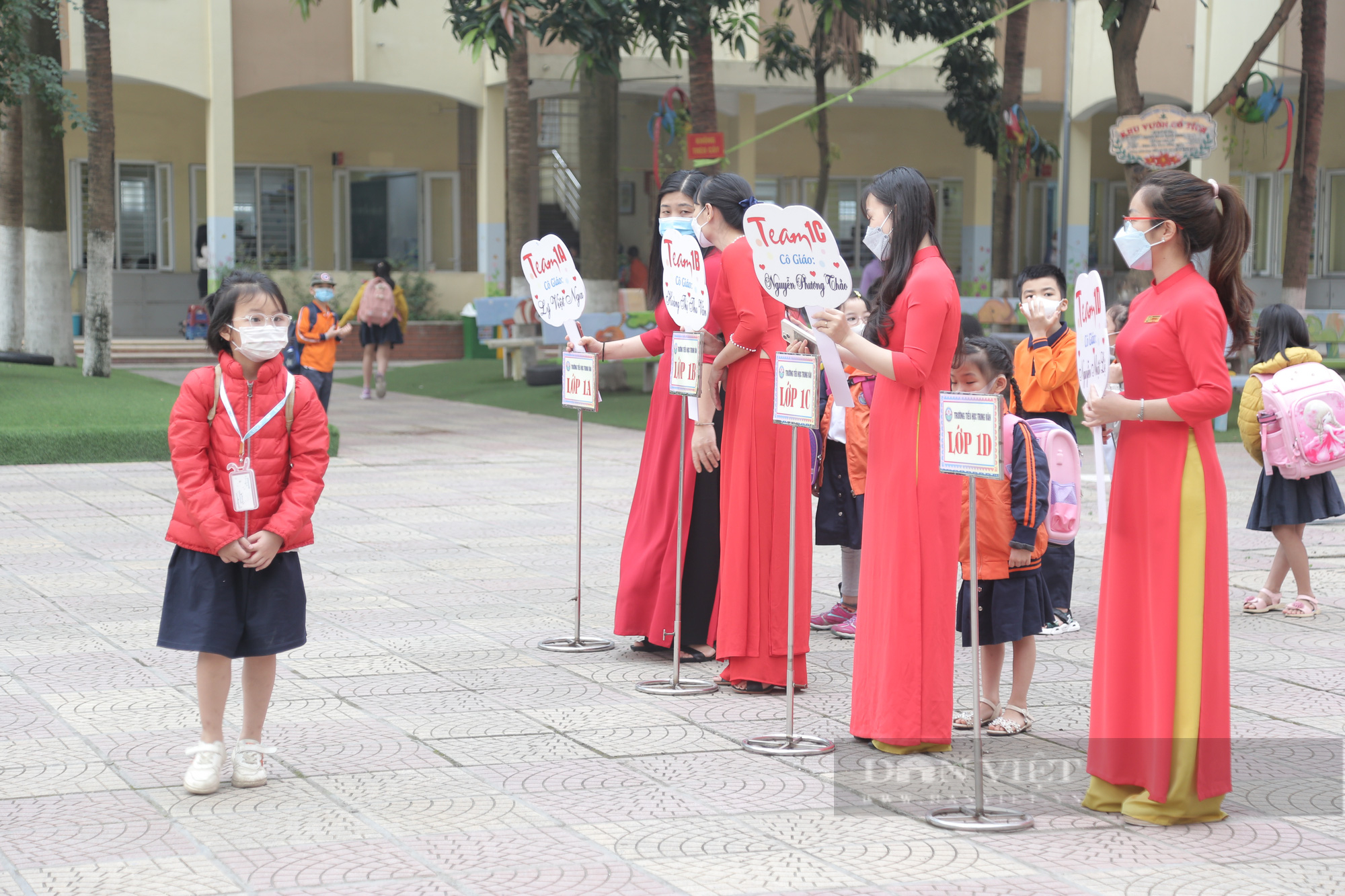 Học sinh lớp 1-6 Hà Nội đi học: Bố đưa con đến nhầm trường, trò không nhận ra cô-2