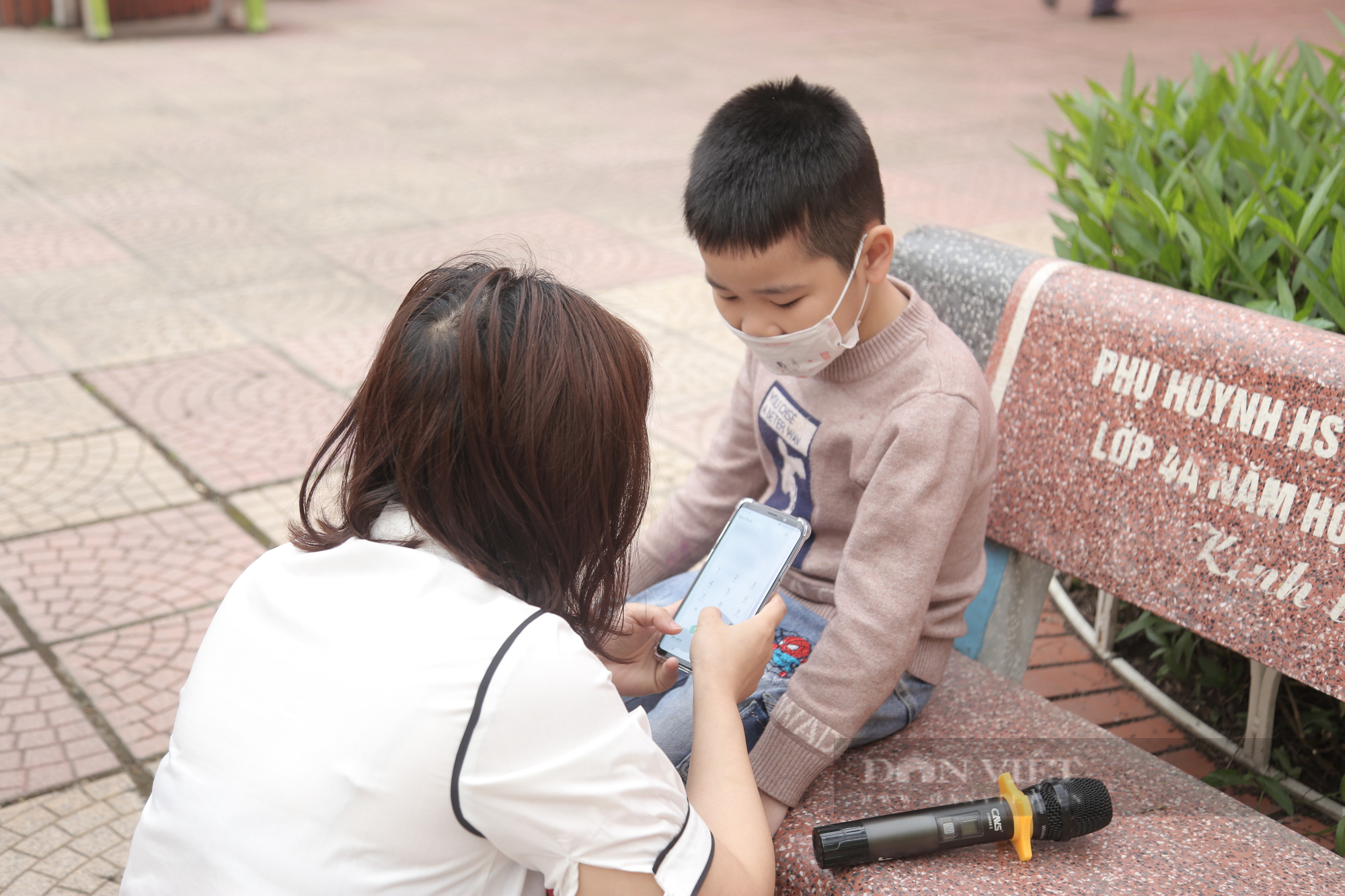 Học sinh lớp 1-6 ở Hà Nội đi học thêm: Bố đưa con nhầm trường, con không nhận ra mẹ-5