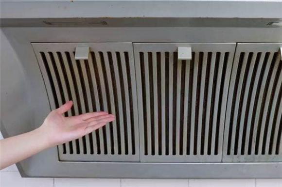 Dù máy hút mùi dính dầu mỡ như thế nào, chỉ sử dụng một chiếc khẩu trang, không cần tháo rời vẫn sẽ sạch như mới ngay lập tức-1