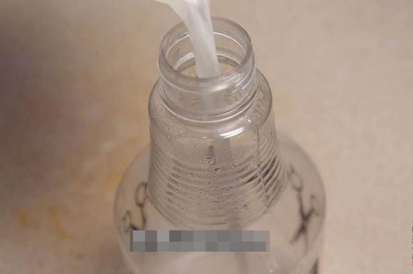 Dù máy hút mùi dính dầu mỡ như thế nào, chỉ sử dụng một chiếc khẩu trang, không cần tháo rời vẫn sẽ sạch như mới ngay lập tức-2