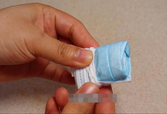 Dù máy hút mùi dính dầu mỡ như thế nào, chỉ sử dụng một chiếc khẩu trang, không cần tháo rời vẫn sẽ sạch như mới ngay lập tức-4