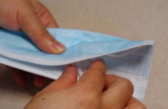 Dù máy hút mùi dính dầu mỡ như thế nào, chỉ sử dụng một chiếc khẩu trang, không cần tháo rời vẫn sẽ sạch như mới ngay lập tức-5