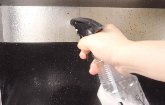 Dù máy hút mùi dính dầu mỡ như thế nào, chỉ sử dụng một chiếc khẩu trang, không cần tháo rời vẫn sẽ sạch như mới ngay lập tức-6