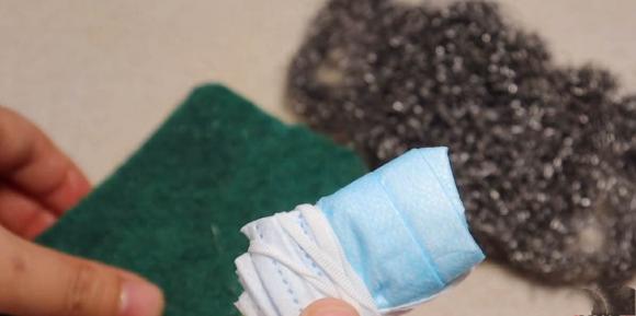 Dù máy hút mùi dính dầu mỡ như thế nào, chỉ sử dụng một chiếc khẩu trang, không cần tháo rời vẫn sẽ sạch như mới ngay lập tức-7