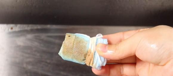 Dù máy hút mùi dính dầu mỡ như thế nào, chỉ sử dụng một chiếc khẩu trang, không cần tháo rời vẫn sẽ sạch như mới ngay lập tức-8